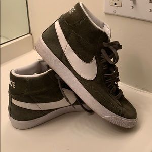 Nike high top suede olive green men’s shoe size 9